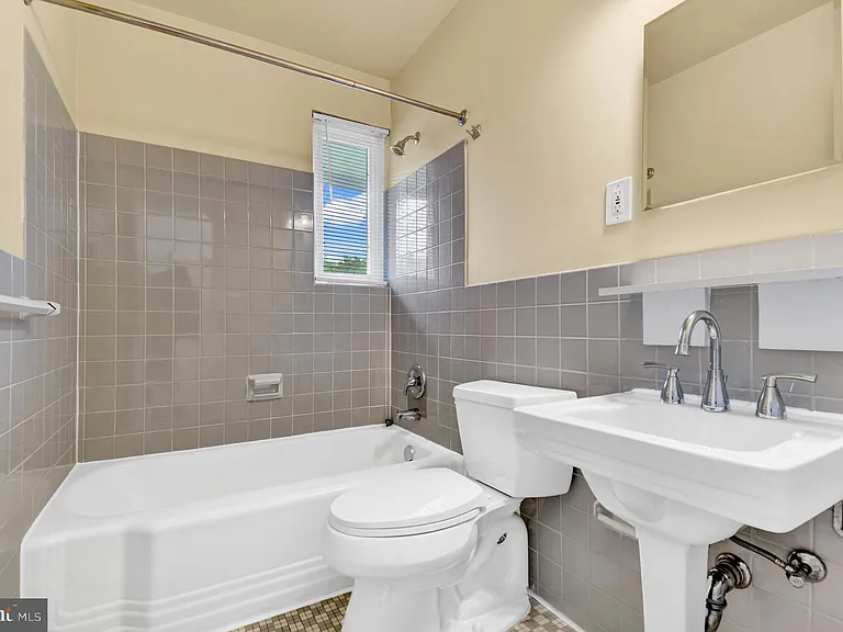 10228 Farnham Dr — Photo 22