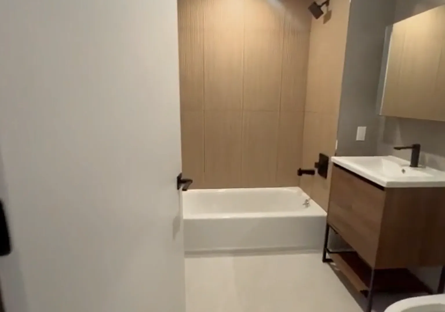 3 bed, 900 sqft, $3,373 — Photo 4