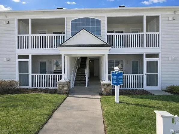 2775 S Knightsbridge Cir, Ann Arbor, MI 48105