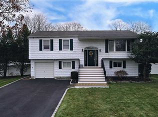 69 S Friedner Ln, Bohemia, NY 11716