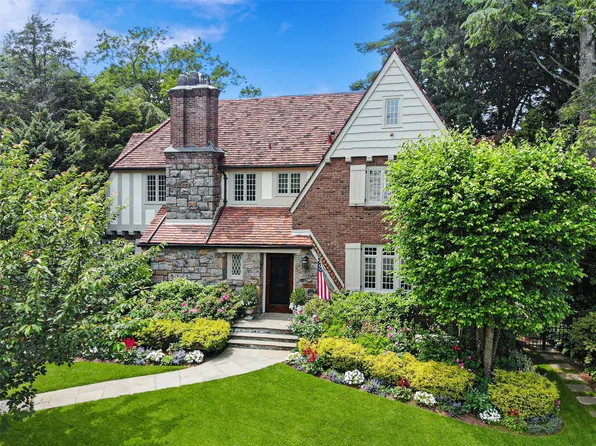 18 Glen Eagles Drive, Larchmont, NY 10538