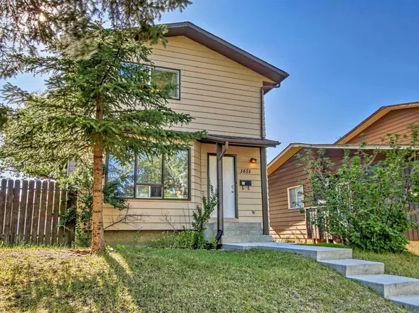 1451 E Berkley Dr NW, Calgary, AB T3K 1T6