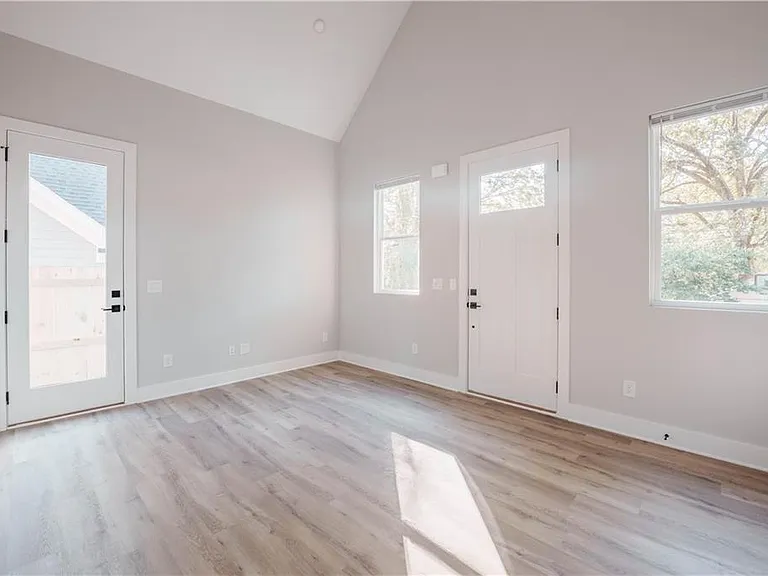 606 Glenwood Pl SE #A — Photo 6