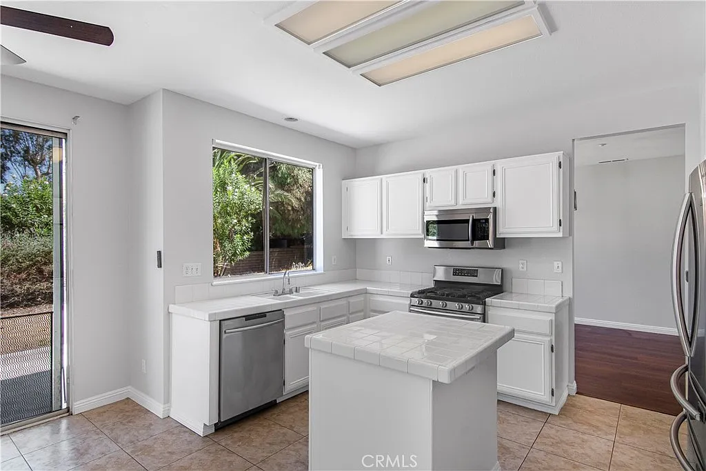 4 bed, 2995 sqft, $3,695 — Photo 4