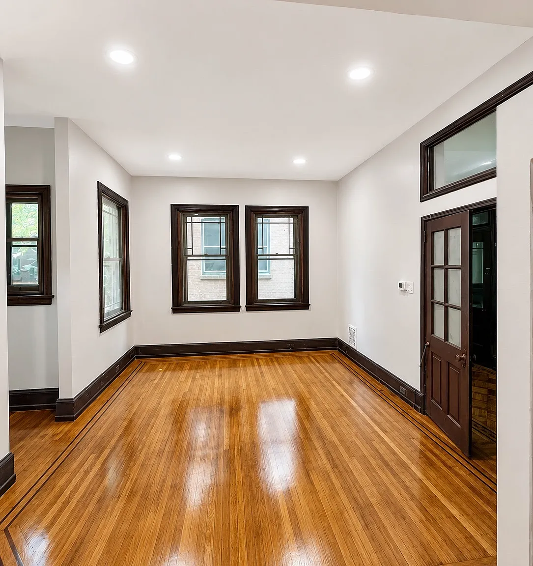 6 bed, 3.5 bath, 3142 sqft, $5,995 — Photo 2