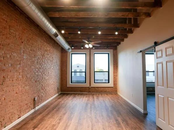 210 E Washington Ave #B, Navasota, TX 77868