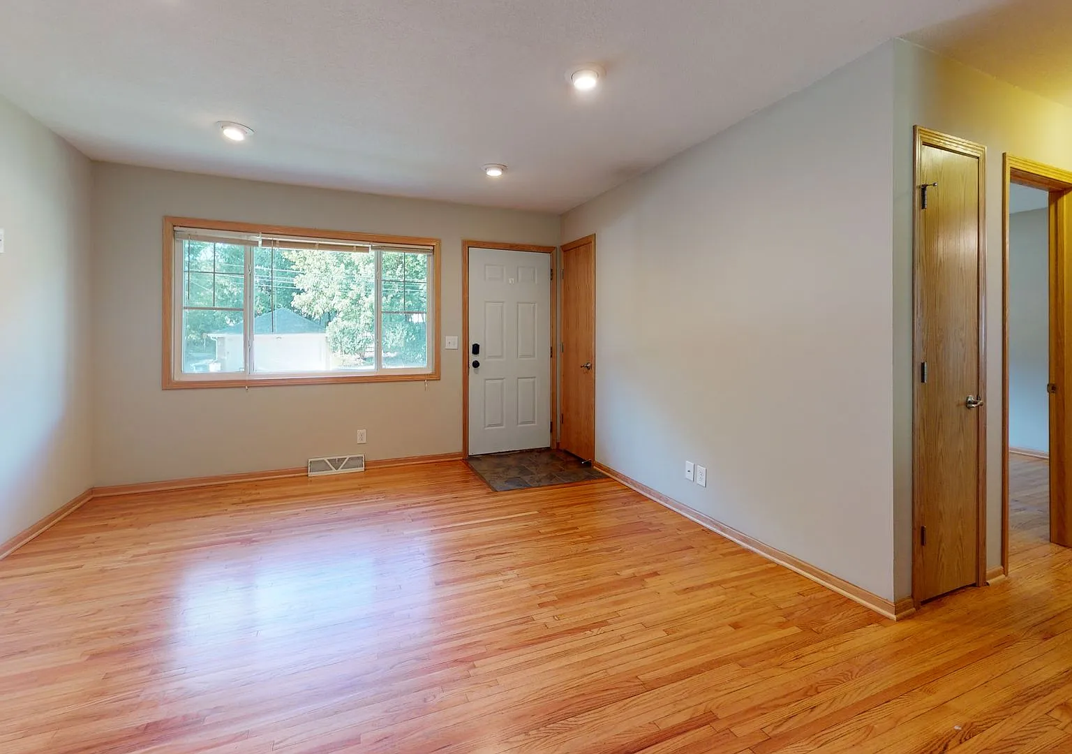 1097 25th Ave SE — Photo 2
