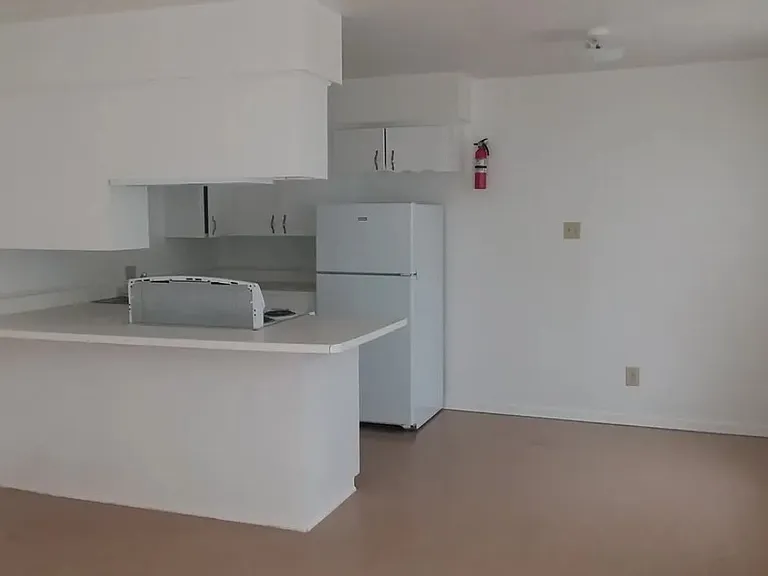 208 Wells St — Photo 3