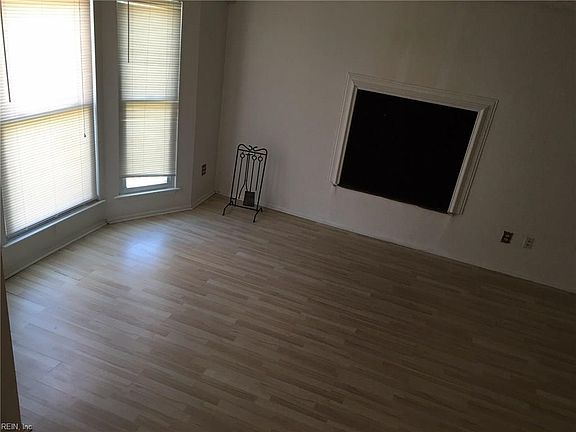 3rd image of 3683 Windmill Dr