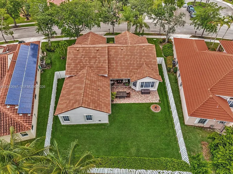 639 Verona Pl — Photo 9