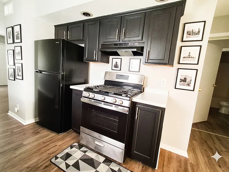 218 E Liberty St — Photo 3