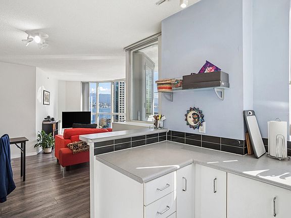 5th image of 588 Broughton St #906