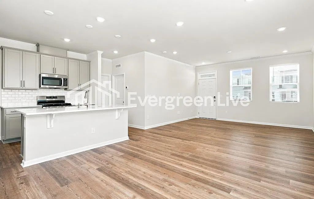 4 bed, 3.0 bath, 2427 sqft, $2,240 — Photo 4