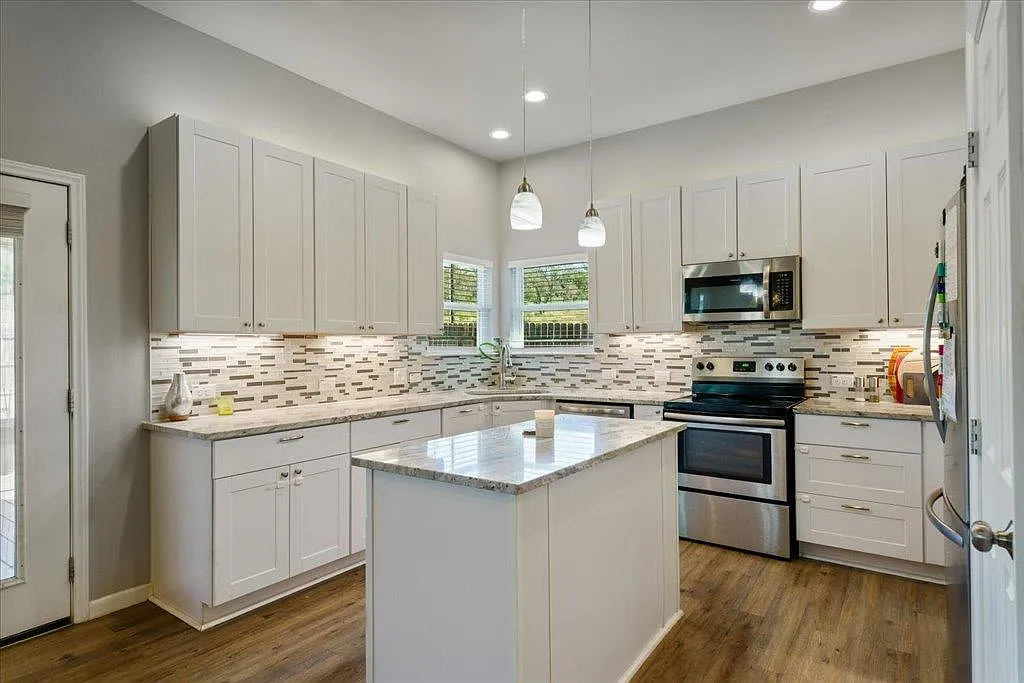 3 bed, 2.0 bath, 1447 sqft, $2,350 — Photo 2