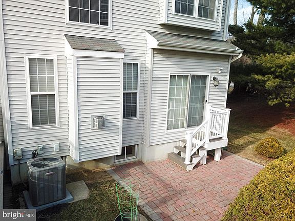 4th image of 11 Portsmouth Cir