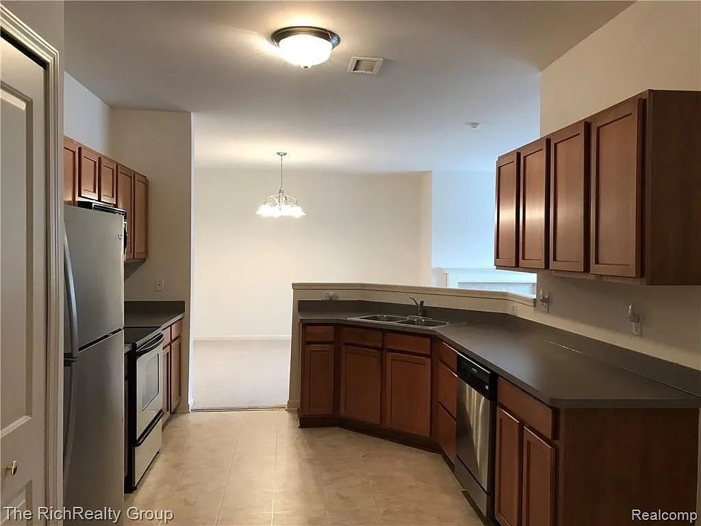 2 bed, 2.5 bath, 1669 sqft, $2,000 — Photo 3