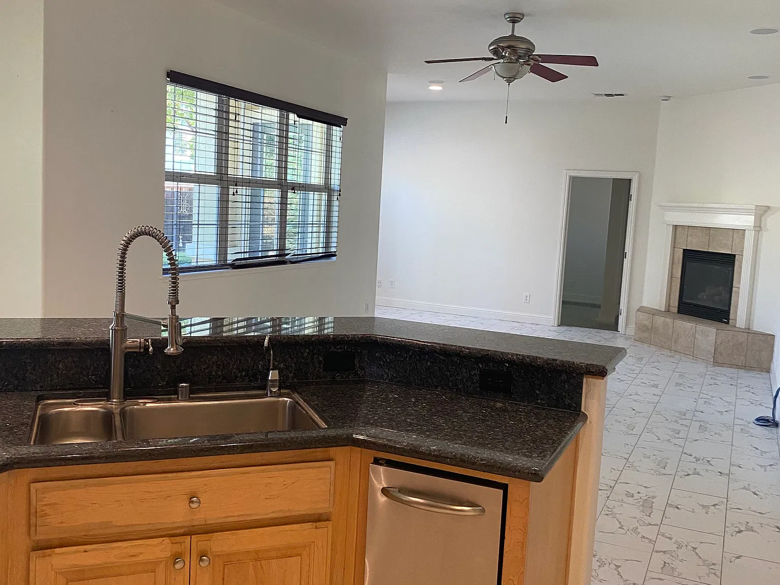6 bed, 5.5 bath, 3947 sqft, $3,800 — Photo 3