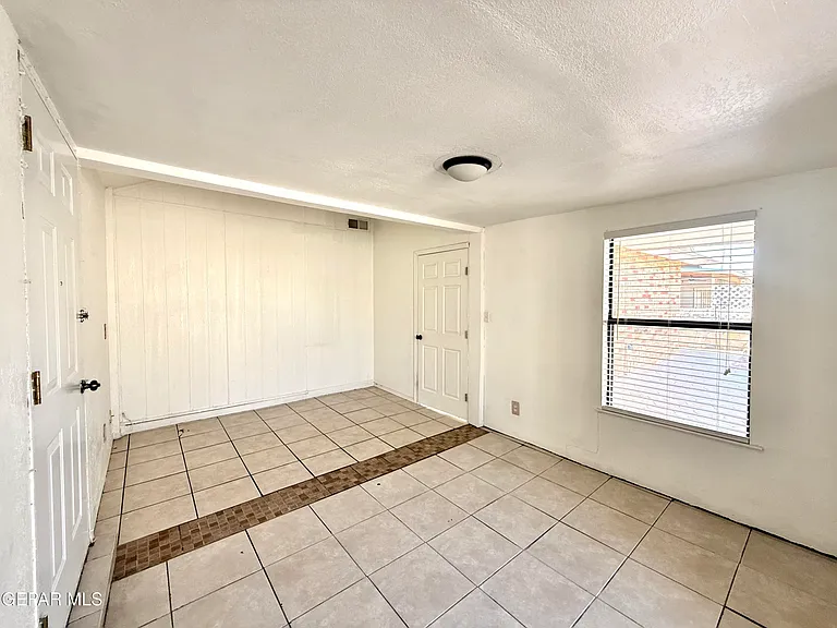 1884 Lyman Dutton Cir — Photo 17