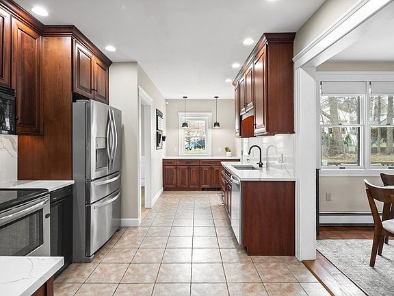 4th image of 24 Top Hill Ave