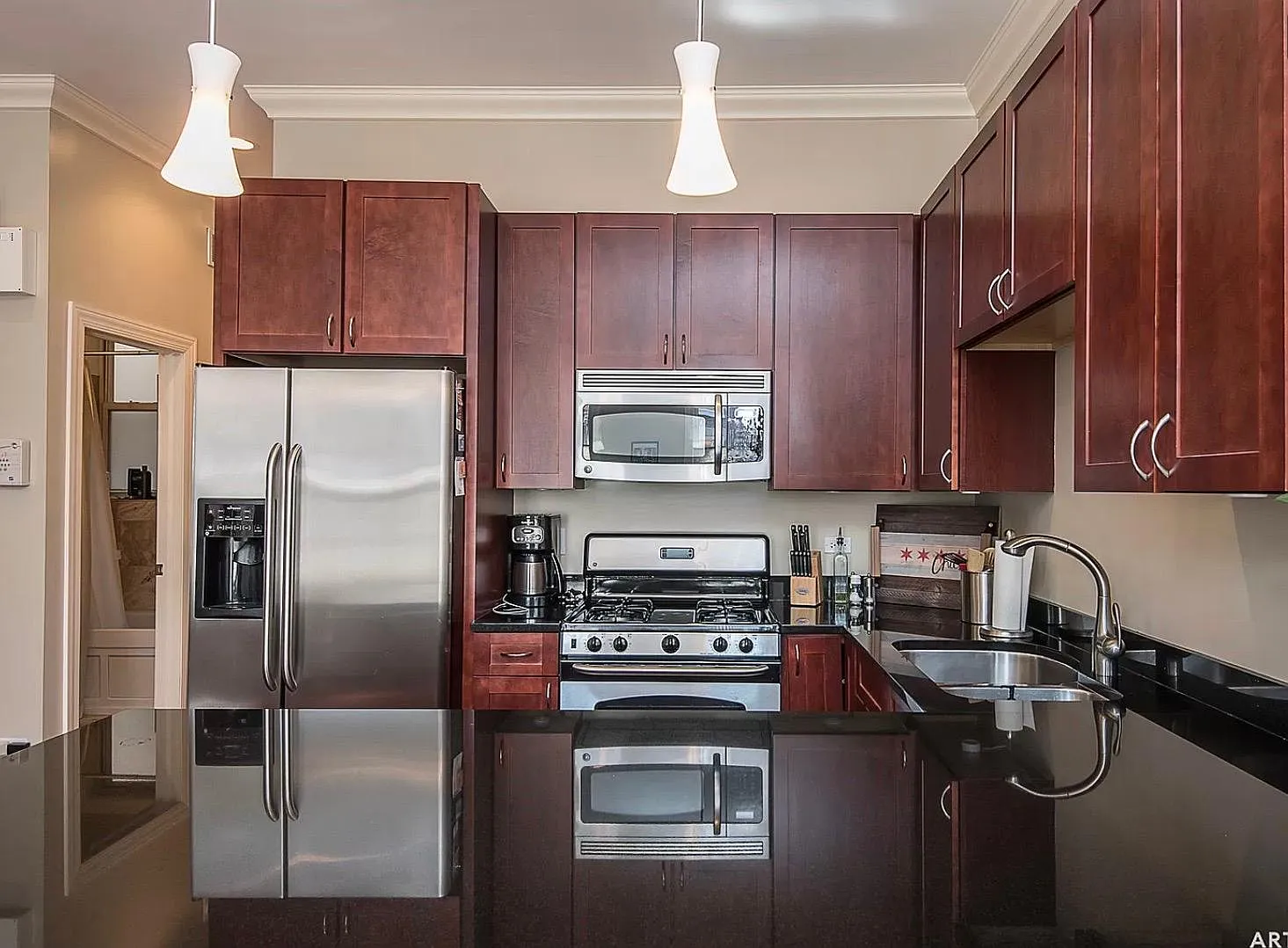 1 bed, 900 sqft, $2,400 — Photo 3