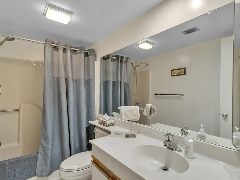 Guest bathroom w/ shower/tub combo