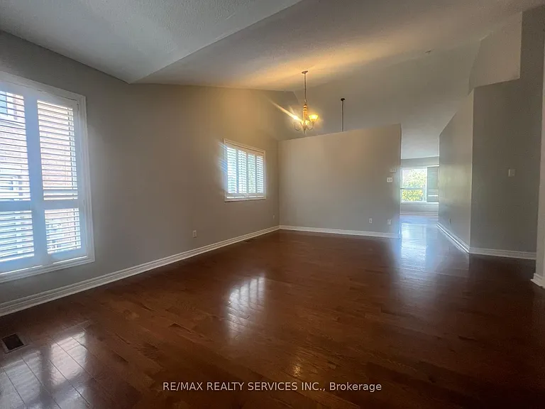 7 Ladywood Ct — Photo 2