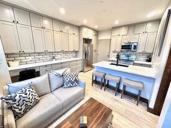 70 Benchmark Rd APT 200, Avon, CO 81620