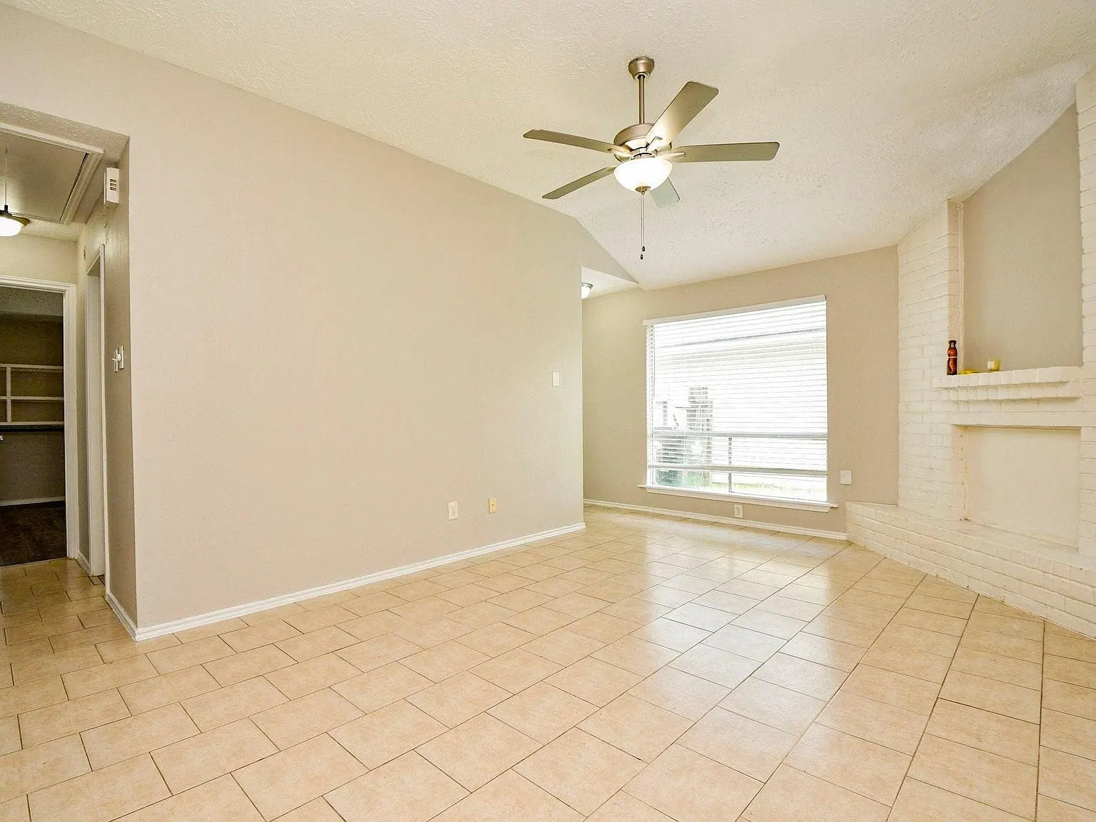 3 bed, 2.0 bath, 1214 sqft, $1,525 — Photo 4