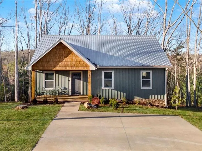 360 Prince Dr — Photo 2
