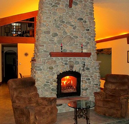 Living Area : Curl up next to the fire after a day of skiing!