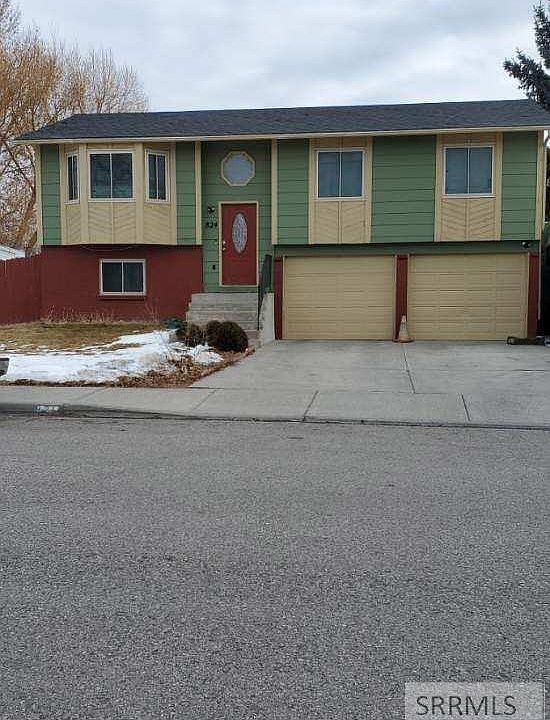 1st image of 824 Coachman Dr