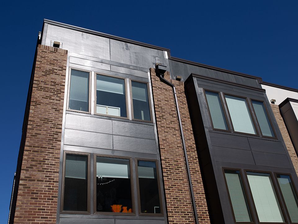 Lots of windows, end unit!