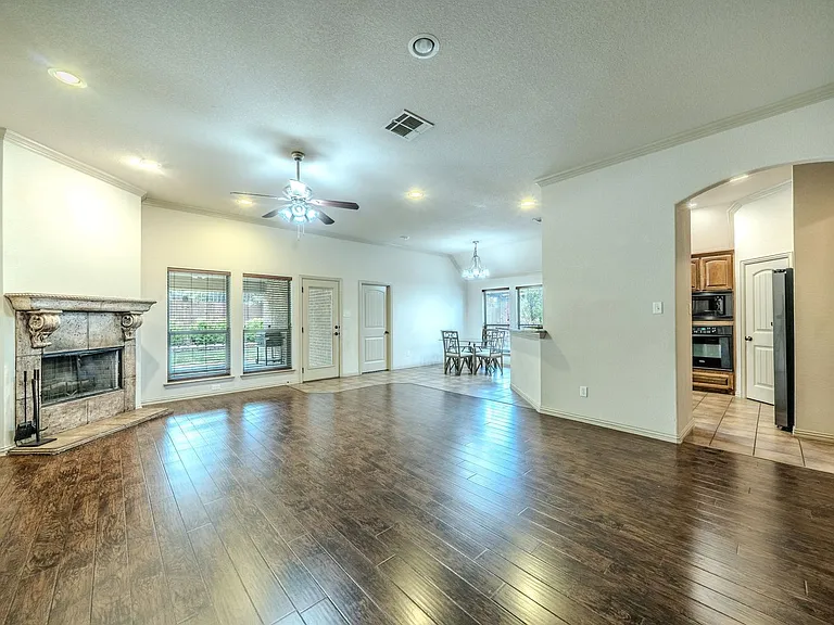 109 Chateau Dr — Photo 2