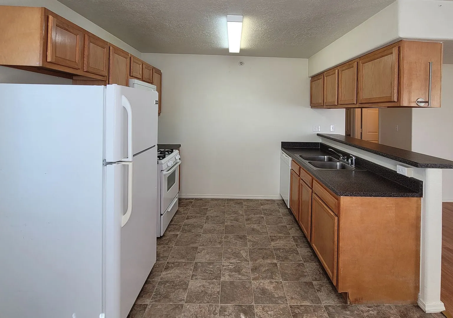 Valencia Apartments — Photo 4