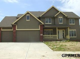 2410 Crystal Creek Dr, Papillion, NE 68128
