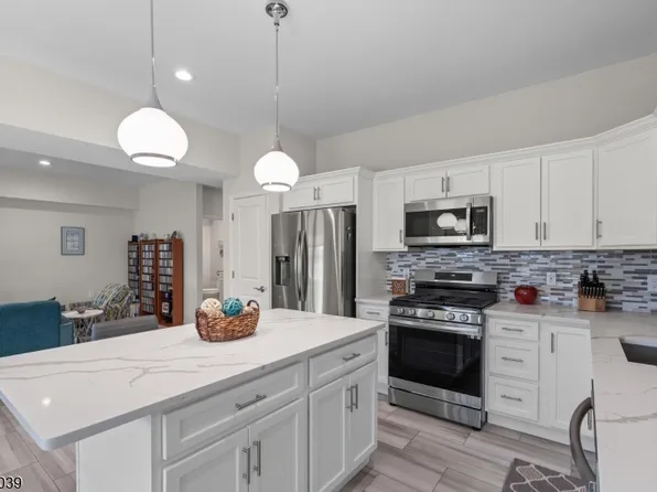 165 Lakeside Rd #8, West Milford Twp., NJ 07421