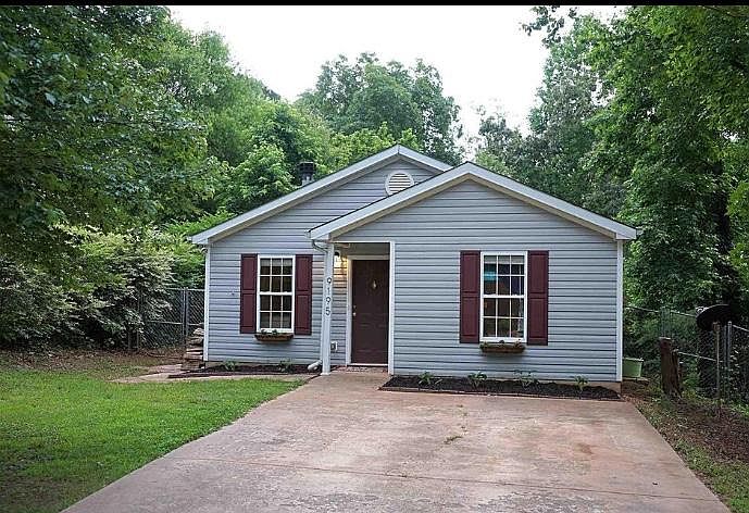 Charming step less entry. Wide driveway.