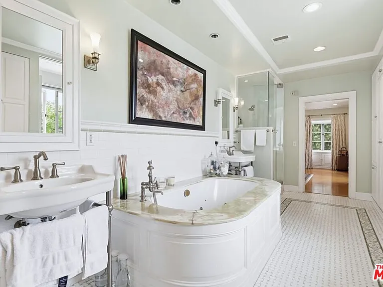 516 S Rimpau Blvd — Photo 50
