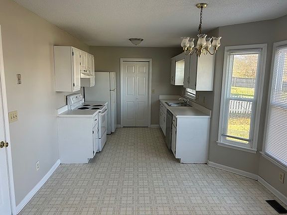 2nd image of 1749 Crestview Dr