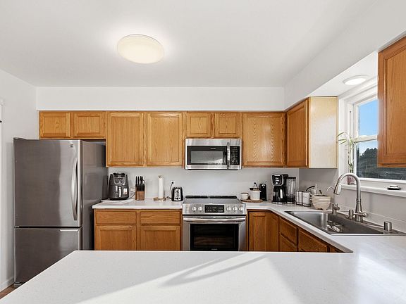 4th image of 913 N Clover Ln #C