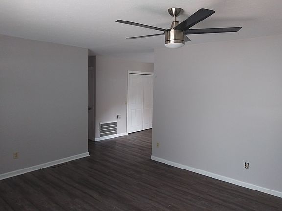 4th image of 29 Circle Crest Dr