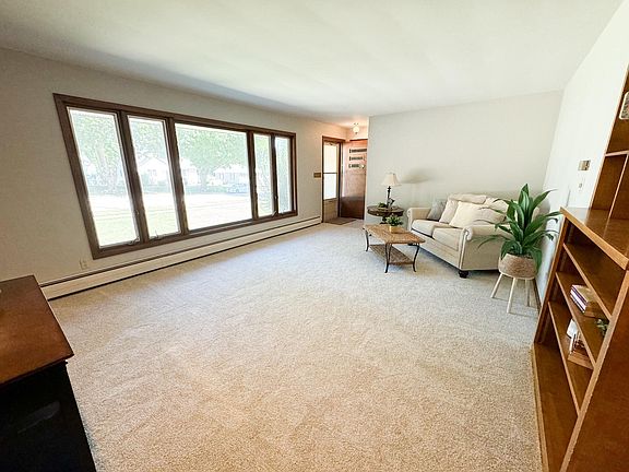 5th image of 315 Clary St W