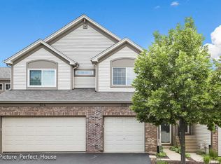 926 Parkhill Cir, Aurora, IL 60502