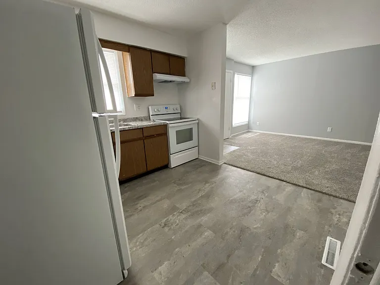 816 Hartford Ave — Photo 6