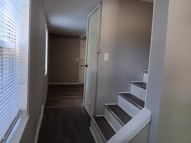 3 bed, 1.5 bath, $895 — Photo 4