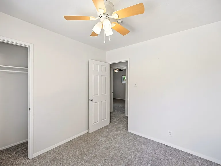 2400 Valley View Dr — Photo 15