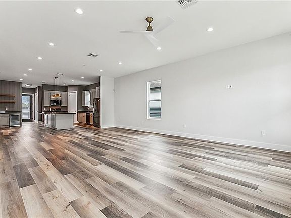 5th image of 809 Linden St
