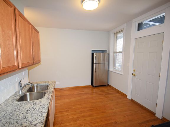 2nd image of 4516 N Malden St APT 1R