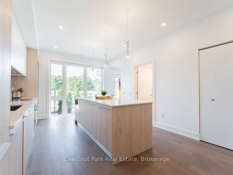 29 Rockmount Cres — Photo 9