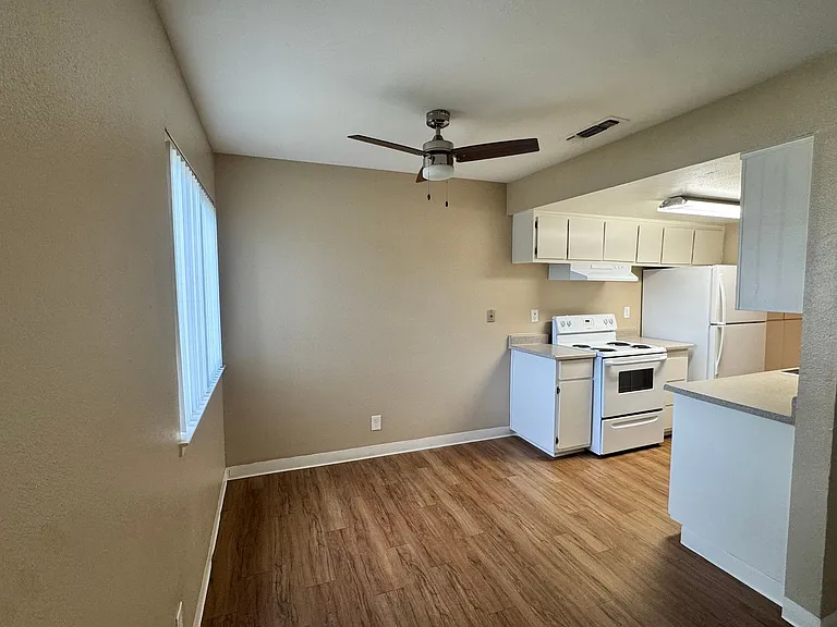 Acacia Apartments — Photo 40